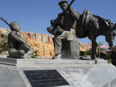 Muharrem_Erta_ve_Neet_Erta_Heykeli1